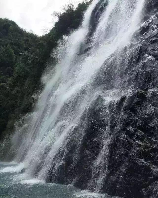 此清单包含:真丝的衣衫、从巴黎到鲁昂的旅行、熟化的卡芒贝尔奶酪、“美学”,以及一场永恒的梦